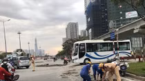 Tổ CSGT dừng xe dọn bùn vì thấy nhiều người trượt ngã