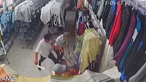 Côn đồ xông vào shop thời trang đập phá rồi chém gục người bán hàng