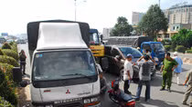 Xe bồn mất lái tông hàng loạt xe dừng đèn đỏ
