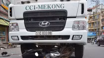 Đứt gần lìa bàn chân sau va chạm với xe trộn bê tông