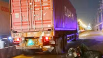 Tử vong sau khi chạm với xe đầu kéo chạy sai làn