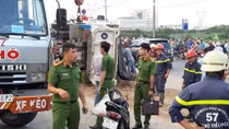 Tông 2 xe máy xe ben lật ngang, 3 người thương vong