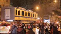 3 toa tàu về đến depot Long Bình, đang lắp đặt lên ray