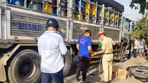 Ôm cua trượt ngã bị xe chở gas tông, 2 người tử vong