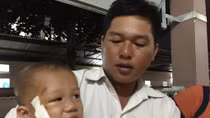 Gẫy cầu khỉ, bé trai và bố rơi tõm xuống sông