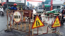 Hố sụp giữa đường: Rào chắn rồi…bỏ đó