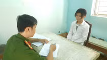 Rủ vợ hờ cứa cổ người đi đường để cướp xe máy