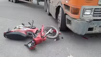 Lao xe máy vào xe đầu kéo, cô gái trẻ bị thương nặng