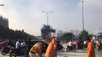 CSGT đẫm mồ hôi xúc đất cát vung vãi trên đường