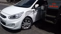 xe 4 chỗ bị xe tải "thổi" bay xa hàng chục mét