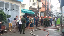 Sét đánh trúng cột điện gây cháy nhà dân