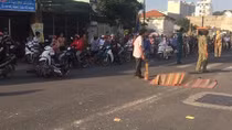 Vợ khóc ngất bên thi thể chồng bị xe buýt tông