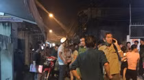 Con hát karaoke bị đánh, cha vào can bị vạ lây