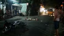 Hai anh đau đớn nhìn em ruột nằm dưới bánh xe tải