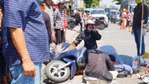 Chồng đau đớn khi thấy vợ bị xe tải tông tử vong