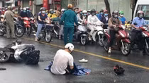 Cha vật vã ôm thi thể con gái sau va chạm trong mưa