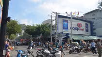 Cháy lớn, khói đen bao trùm siêu thị Co.op Mart