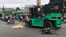 Xe nâng tông xe máy, một người tử vong