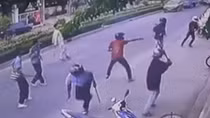 Tranh giành địa bàn, 2 nhóm hỗn chiến trước chợ Bình Điền