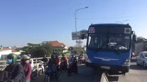 Tránh xe máy, xe buýt “ngự” trên dải phân cách giữa cầu