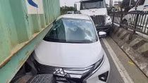 Bị “kẹp giữa” 2 xe đầu kéo sau va chạm, xe 7 chỗ biến dạng
