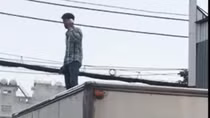 Nam thanh niên nghi “ngáo đá” quậy phá trên nóc xe tải