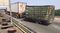 Xe tải tông vào xe đầu kéo, 2 người chết, 1 người bị thương