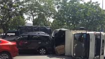 4 xe tông liên hoàn, 2 cháu bé thoát nạn trong gang tấc