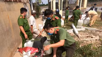 Mát lòng người dân từ những can nước nghĩa tình