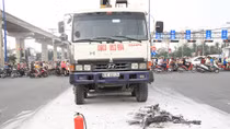 Chết người, cháy xe sau va chạm với xe tải chở bê tông