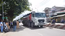 Tránh xe máy dựng dưới lòng đường, người phụ nữ bị xe bồn tông tử vong