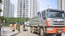 Chở con đến trường rồi quay lại chỗ làm thì bị xe ben tông tử vong