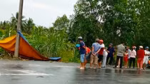 Thi thể cháy đen cạnh xe máy trơ khung