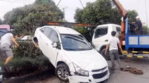 Tài xế xe 4 chỗ hoảng loạn kêu cứu vì bị xe đầu kéo húc như "làm xiếc" trên đường