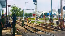 Bỏ lại xe đạp, người phụ nữ lao vào đoàn tàu đang chạy
