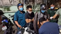 Bỏ bạn gái tại chốt kiểm soát, con nghiện “thông chốt” tháo chạy