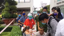 Phá cửa căn hộ cứu 4 người mắc kẹt trong đám cháy