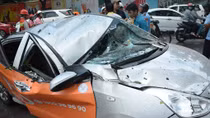Cây cổ thụ bật gốc trong cơn mưa đè xế hộp biến dạng 