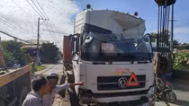 Hút chết khi xe đầu kéo ầm ầm lao vào nhà