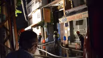 Dùng xe thang dập lửa tòa nhà 6 tầng