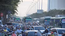 Cầu Sài Gòn lại “tê liệt” vì xe đầu kéo cuốn hàng chục mét dải phân cách