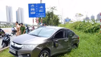 Xe 4 chỗ bị xe bồn húc văng ra khỏi xa lộ Hà Nội