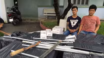Trang bị hung khí “bảo vệ” xe ô tô chở đầy thuốc lá lậu