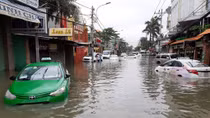 Người dân TP HCM khốn khổ trong biển nước