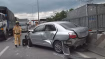Tài xế ô tô 4 chỗ thoát hiểm kỳ diệu sau khi bị xe đầu kéo tông nát bét