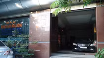 Ly cà phê giá... 500 triệu đồng