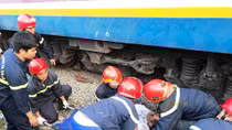 30 phút giải cứu người đàn ông kẹt dưới gầm xe lửa