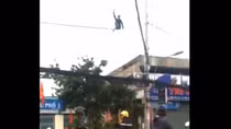 Nam thanh niên nghi ngáo đá... làm xiếc trên dây diện