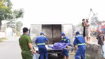 Thi thể nam thanh niên đầu đội MBH nổi trên kênh