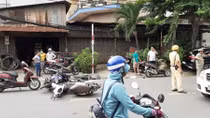 Xe ô tô tông hàng loạt xe gắn máy, bé 4 tuổi nhập viện